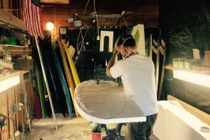 Kunsten å shape surfebrett selv