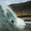 Surfer i bølge i Lofoten