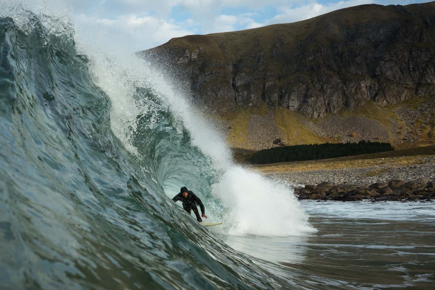 Surfer i bølge i Lofoten