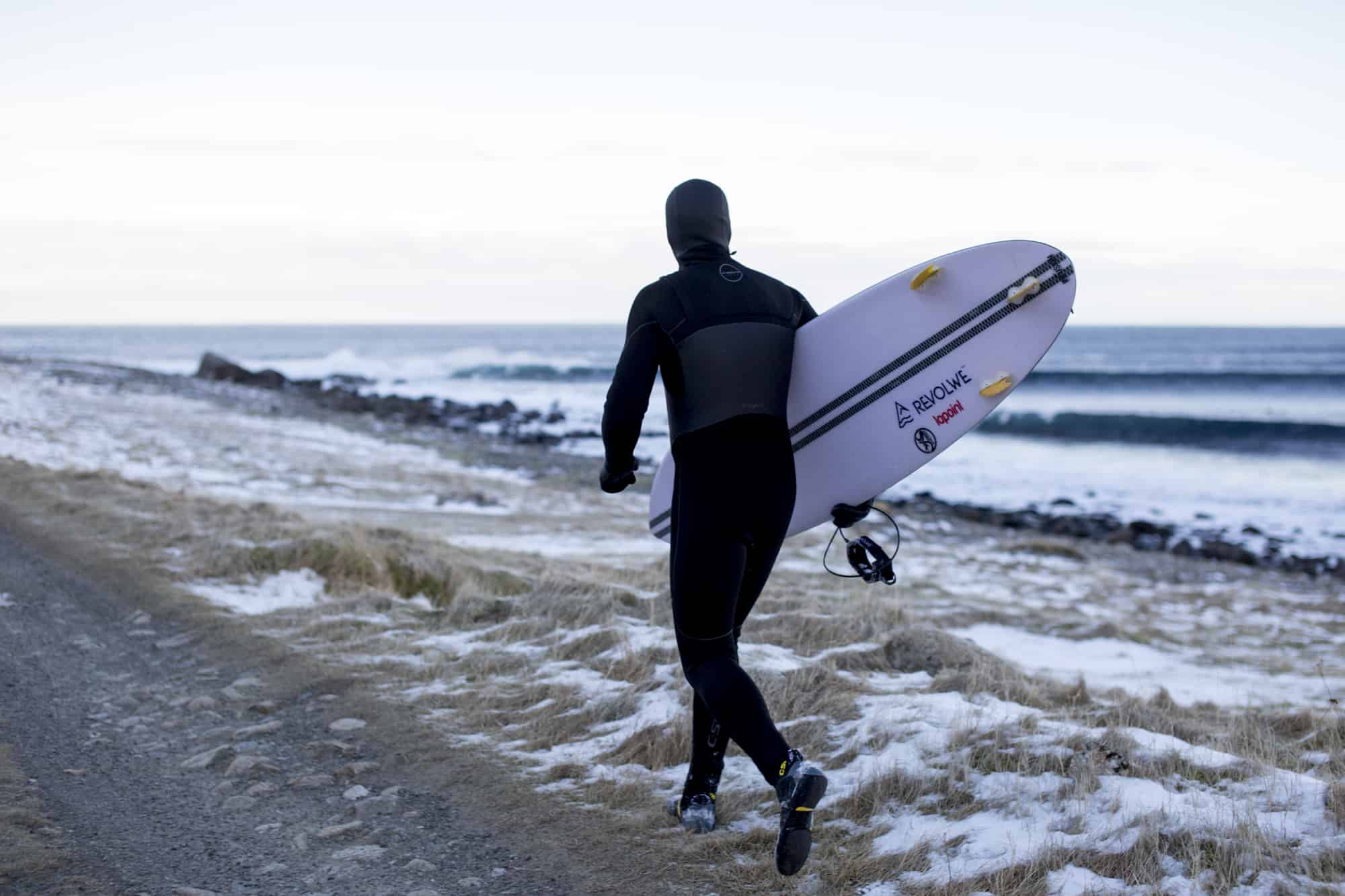 Joel Stevenson, surfer, løper på stranden.