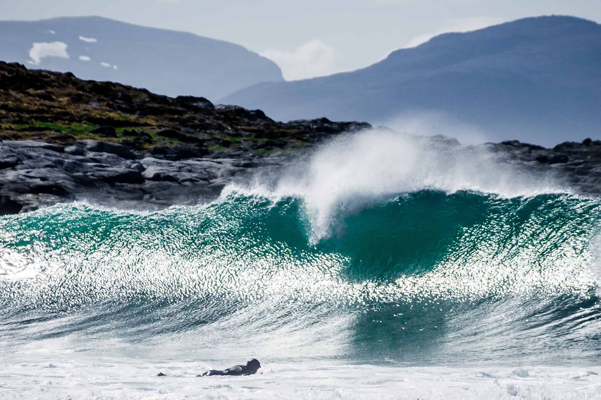 Surfer får en bølge i hodet.