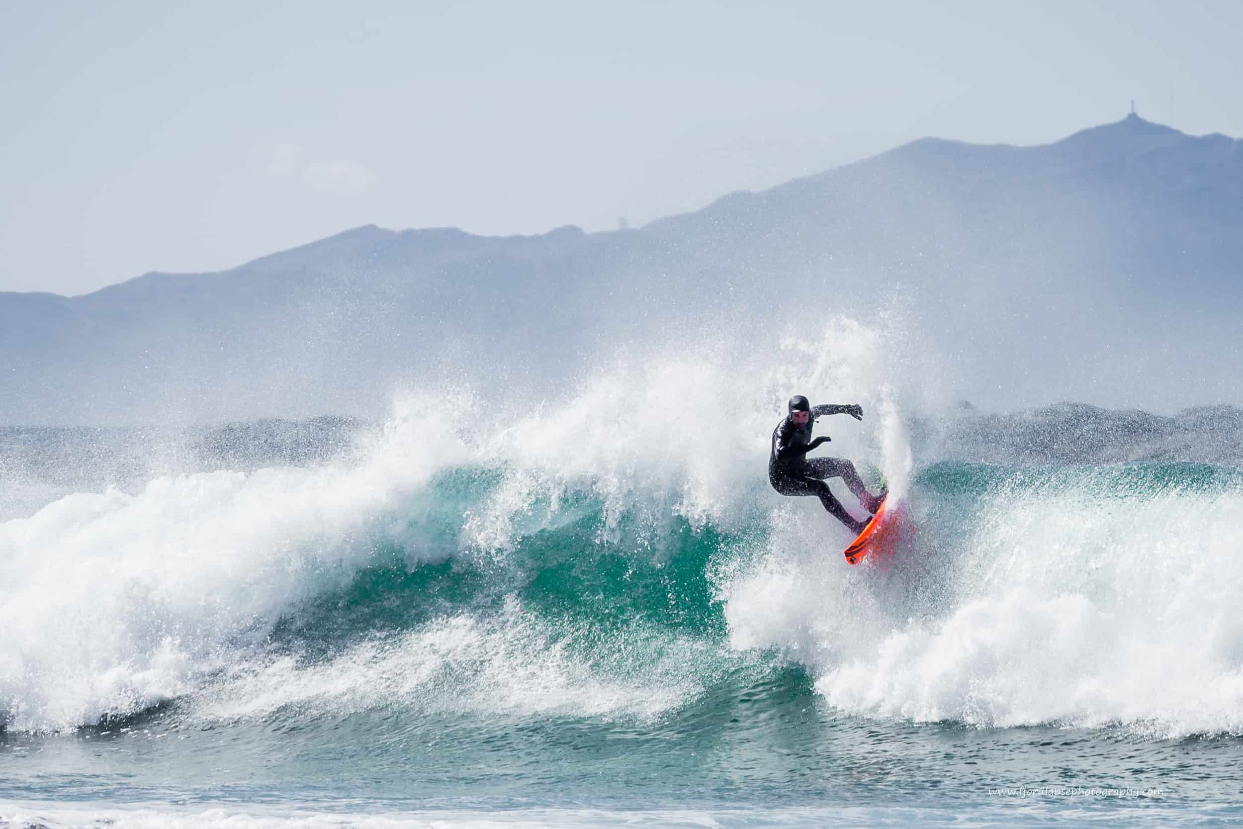 Seamus Fox surfer en stor bølge på Sunnmøre.