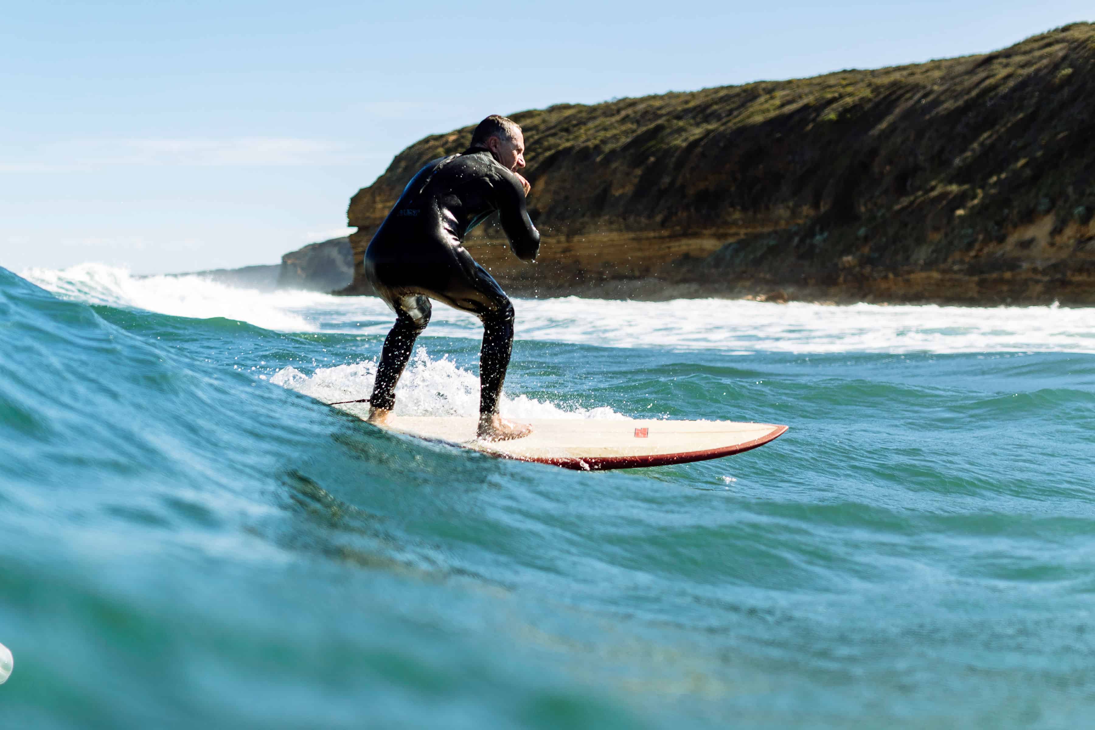 Australske parlamentsmedlem Richard Di Natale surfer en bølge i Australbukta under markering mot oljeboring i området.