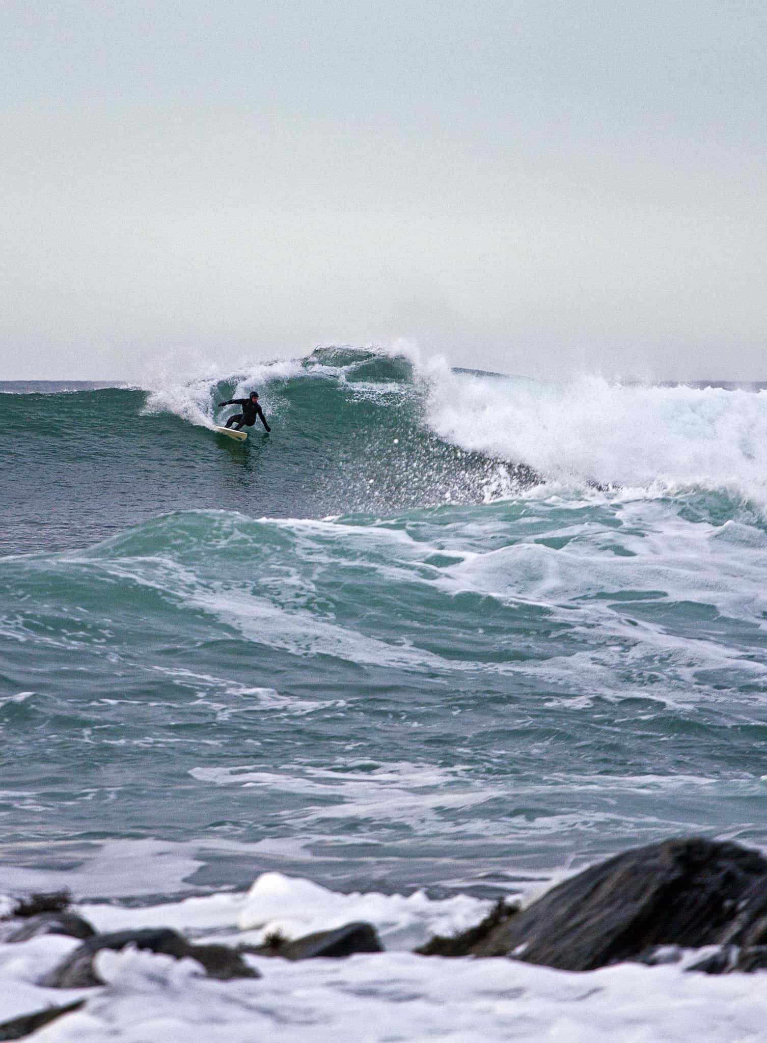 Oskar Nordin surfer et sted i nord. Foto: Mikael Bones Olsen