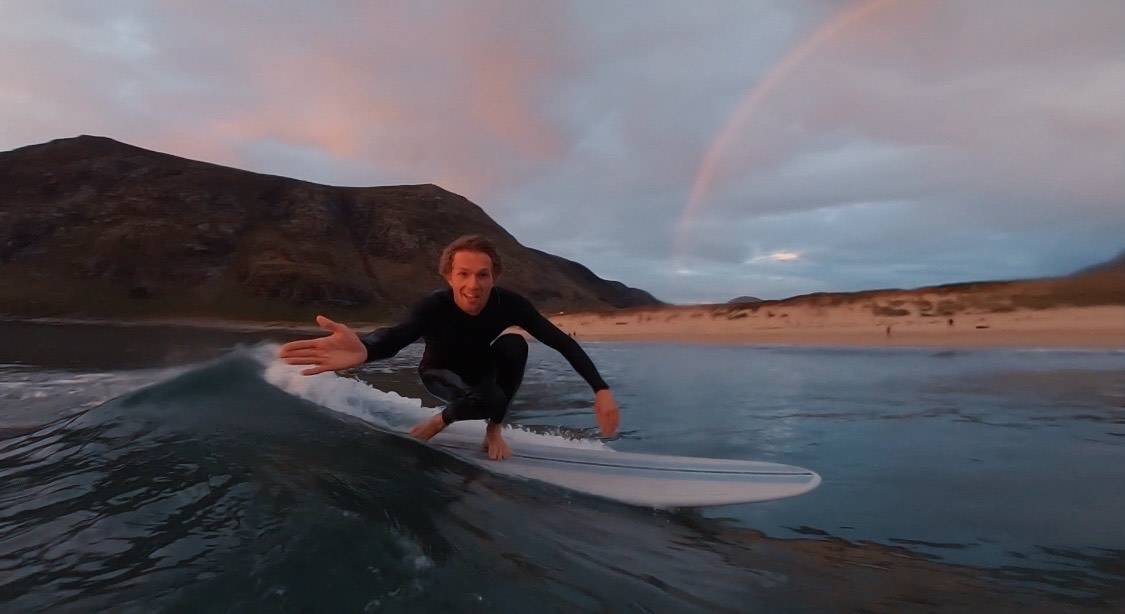 Under regnbuen. Surfer: Bjørnar Sæten, Fotograf: Emilie Risa Mong