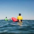 To surfere ventende på bølger under boretunet surf fest