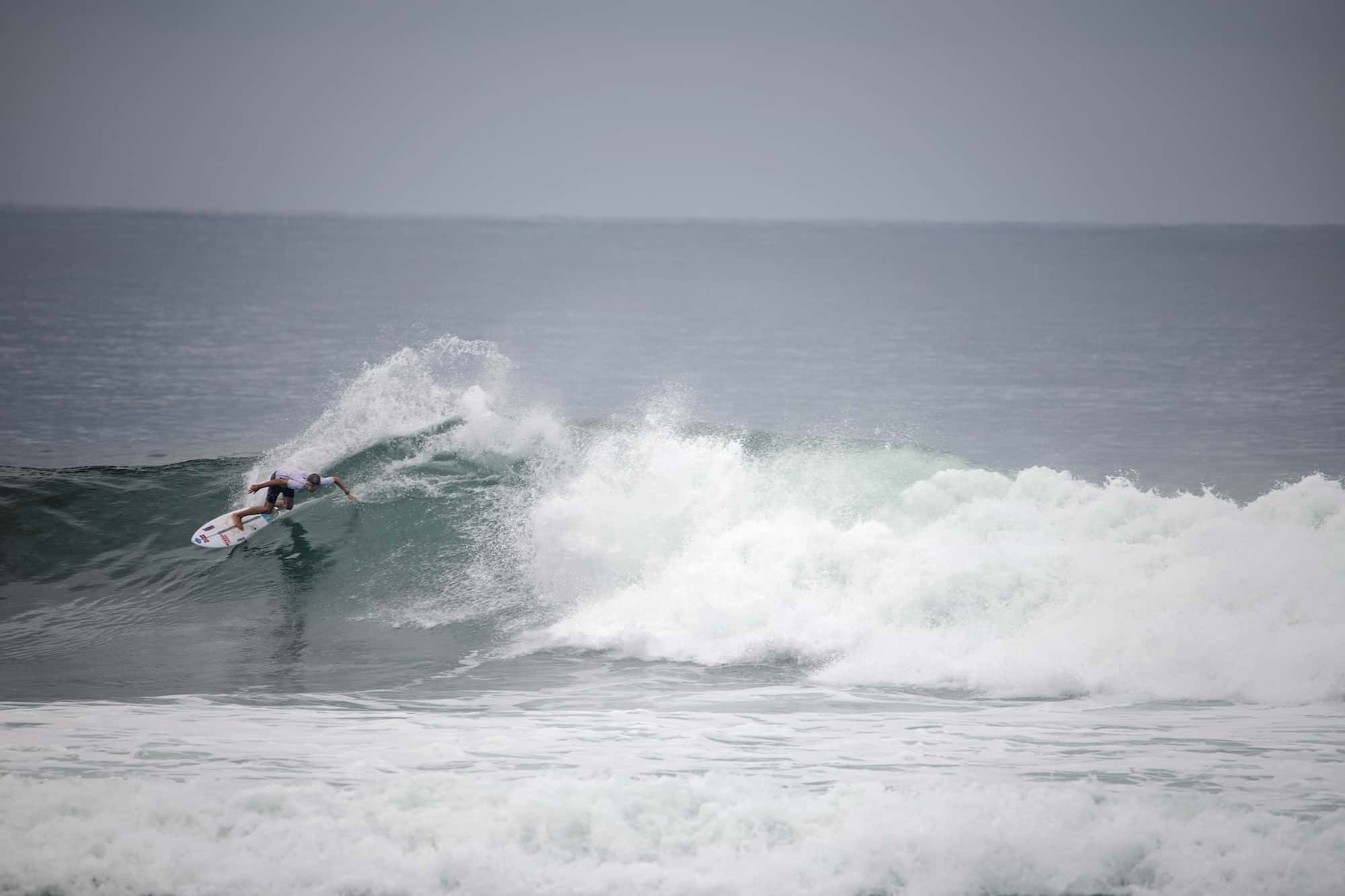 Noah Storhaug surfer i El Salvador