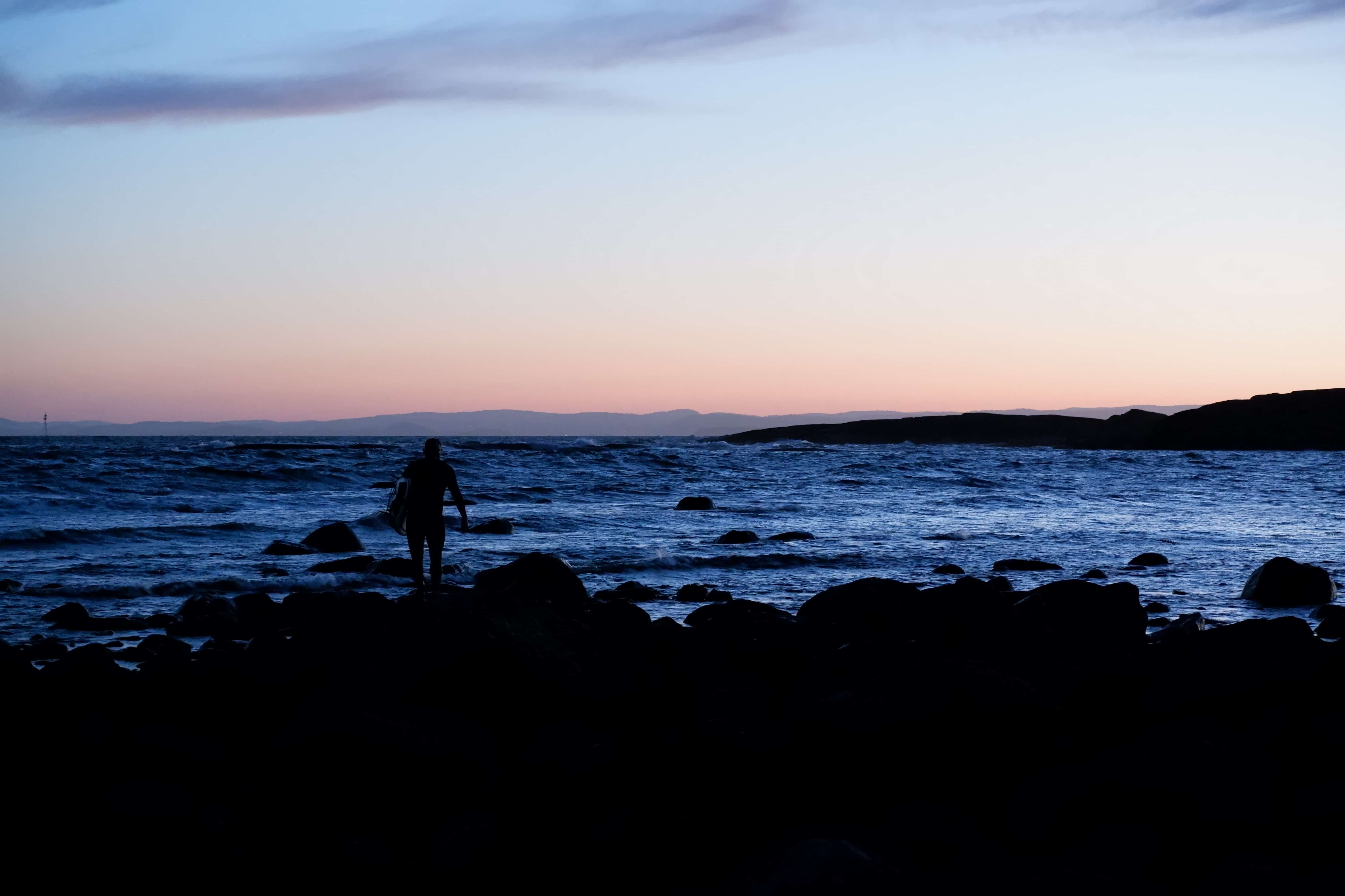 Henrik vandrer inn i dagens siste lysstråler. Foto: Morten Solberg
