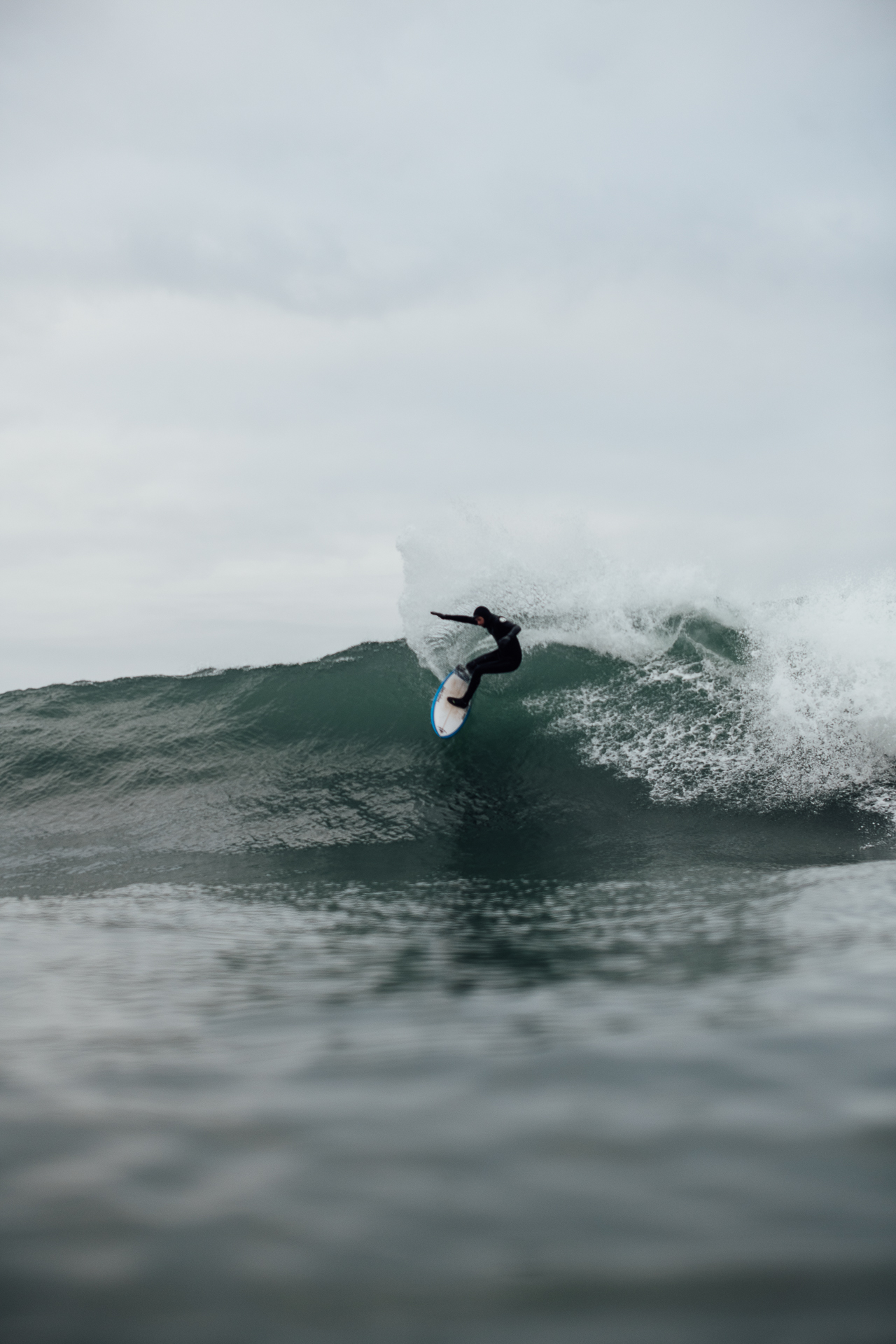 Gode vegger å sette finnene i. Surfer: Love Berggren, foto: Runa Andersen