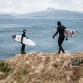 To surfere tar meste motstands vei for å komme til en bølger. Foto: Simon Sjøkvist.