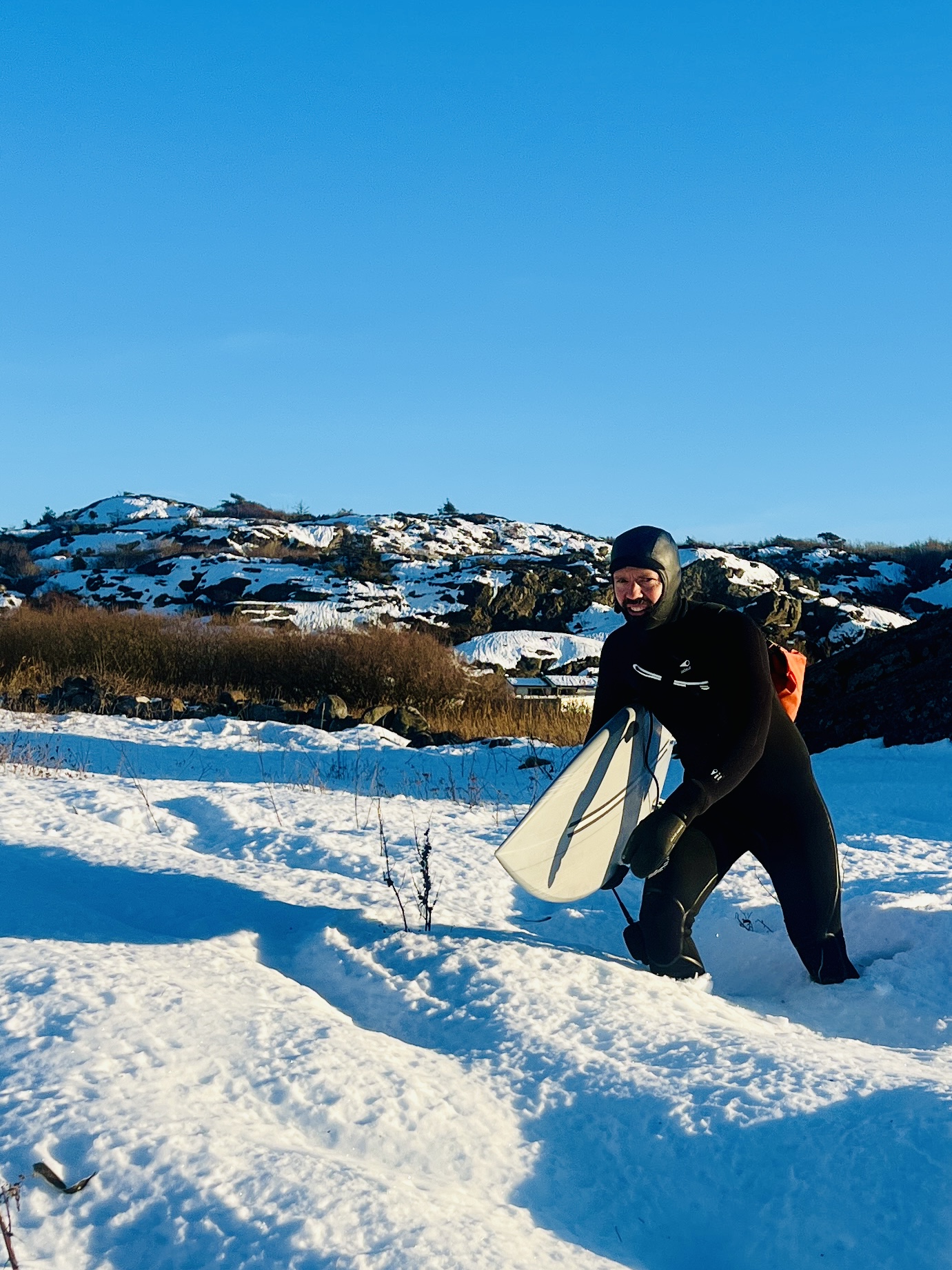 Skakke værra lett. Redaktør Morten Solberg stavrer seg frem mot vannet. Foto: SurfNorge