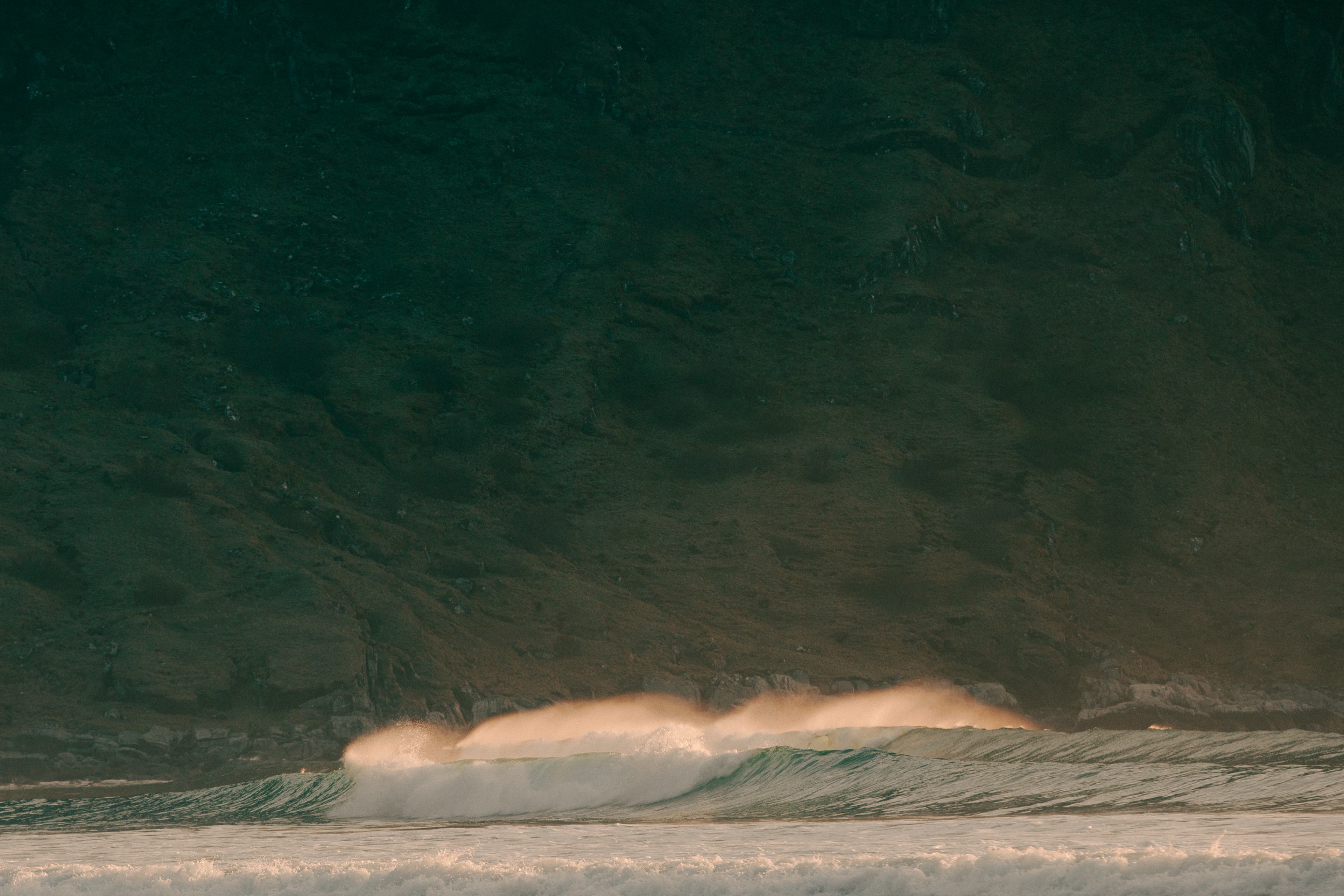 Surfermanglende bølger. Foto: Naomi Dalsbø Surfermanglende bølger. Foto: Naomi Dalsbø