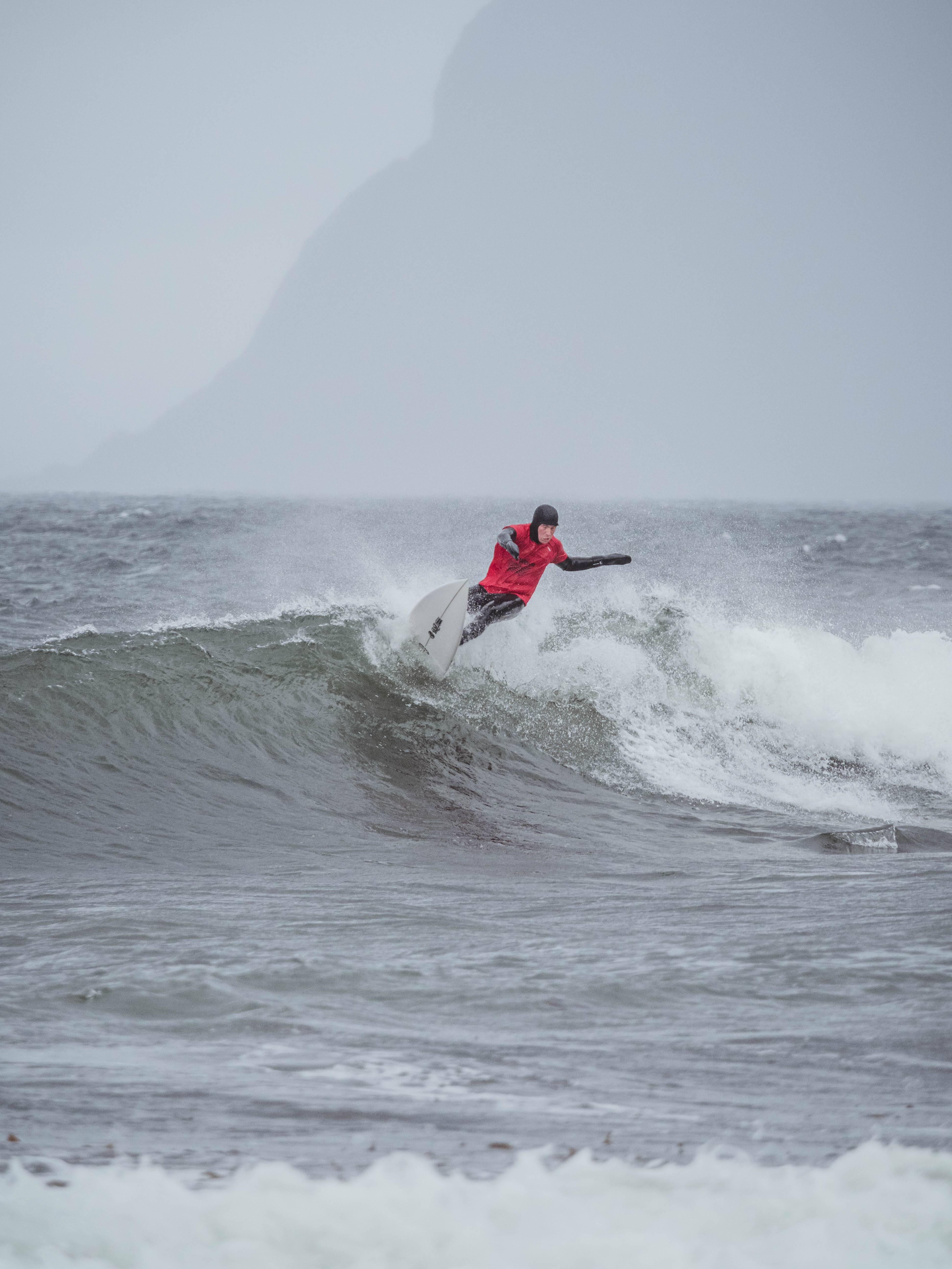 På kanten Surfer svinger på bølge