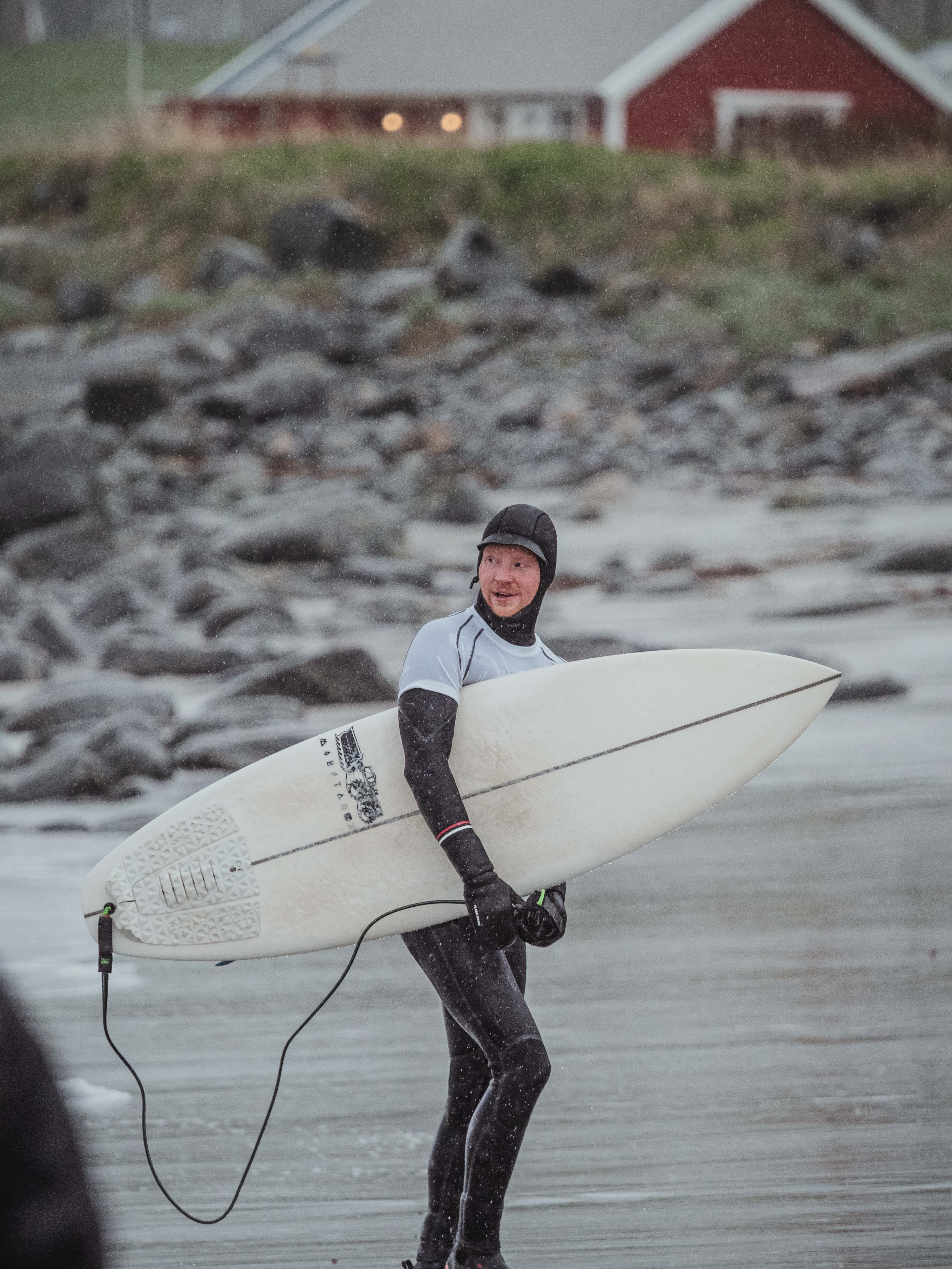 Surfer på land Land i sikte på X2 Wave Flø