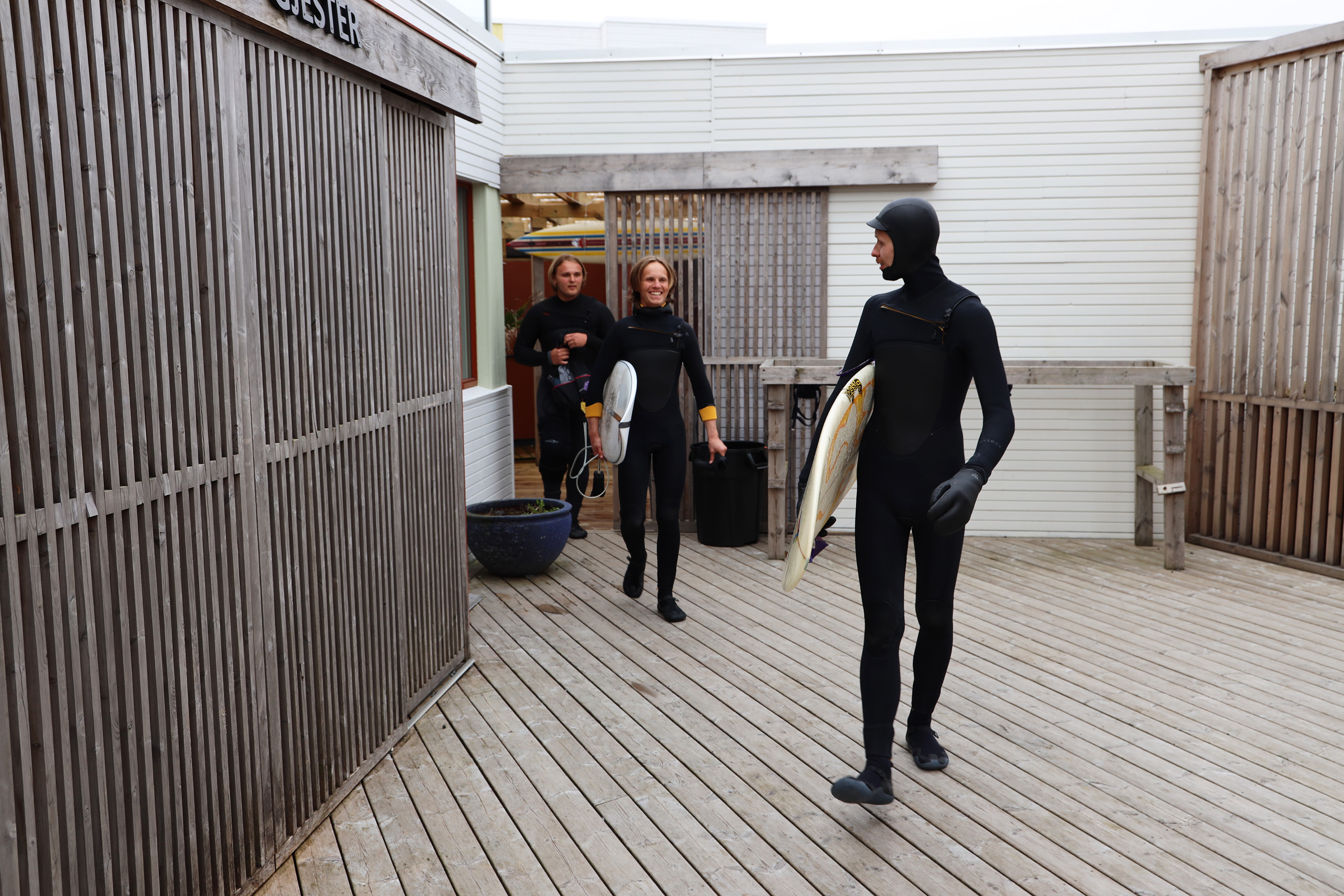 Boretunet_surfcamp En gruppe mer erfarne surfere går ut fra Boretunet.