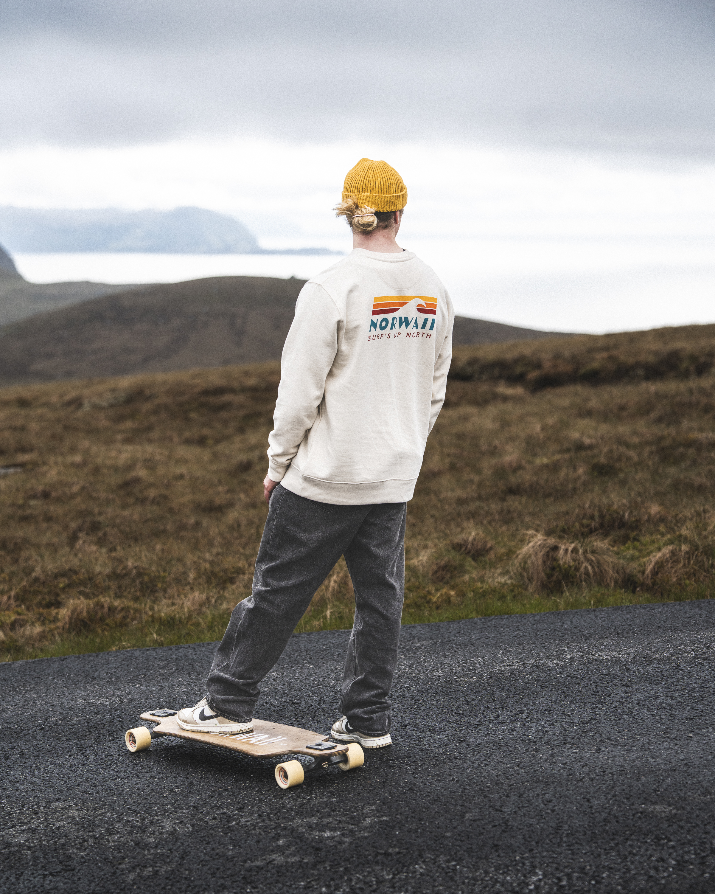 Kristian_VestKapp_RR_Natural_SurfsUpNorth_Sweater-05126-2 Longboard på Stadlandet