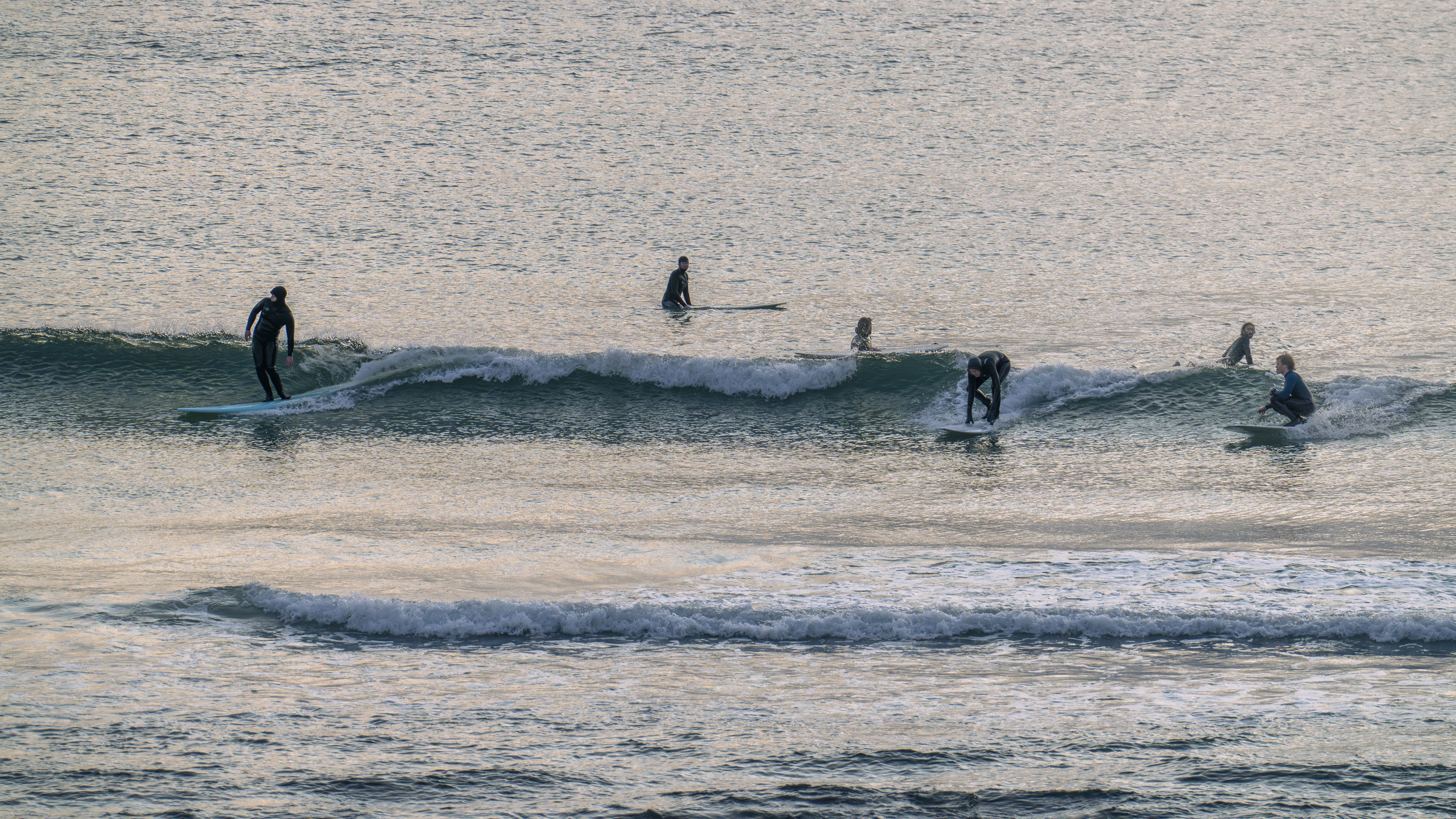 SurfErvik_EveningMicroSurf_Norwaii2025- Surfere på bølgene i Ervika. Sommer på Stad.