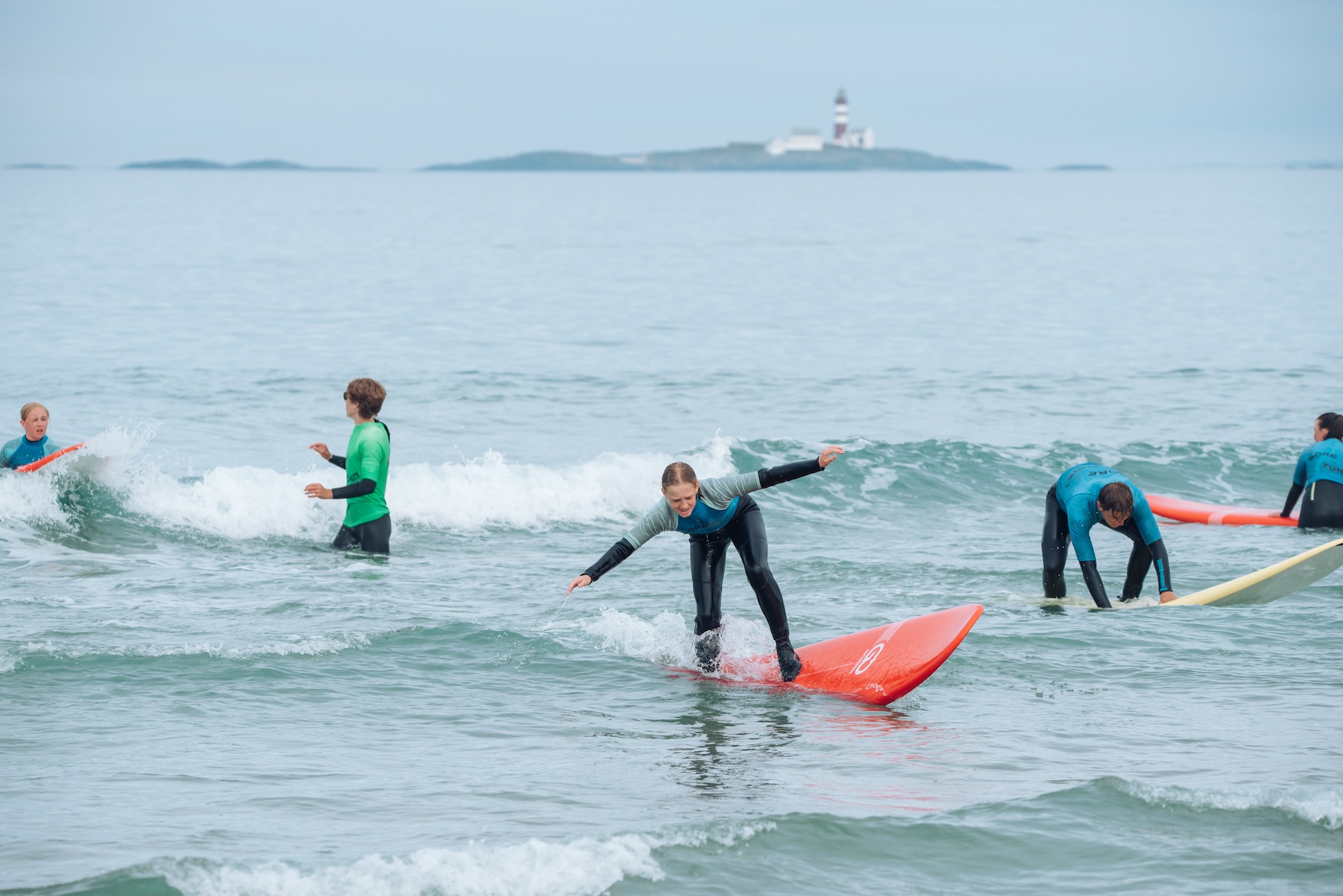 Surfing for store og små Surfing på Borestranda er morsomt for store og små.