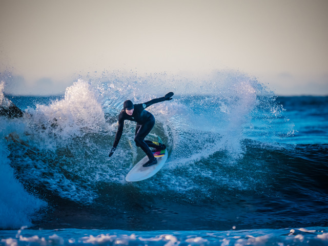 Camillia Pedersen surfer på det norske surfelandslaget
