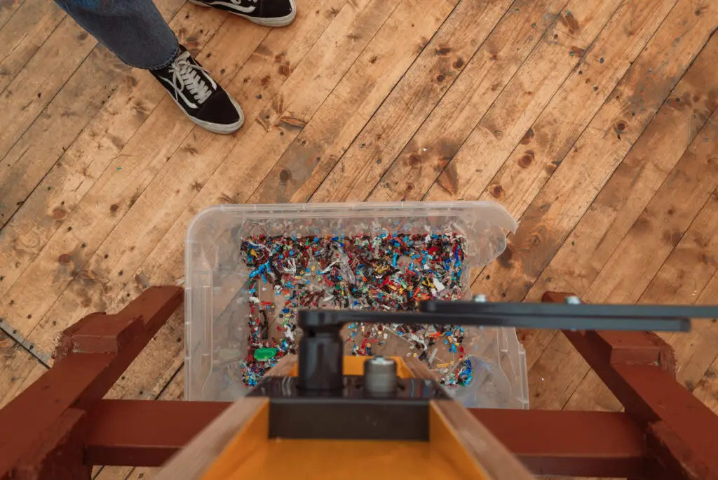 Fra stor plast til småplast. Også kjent som granulat.