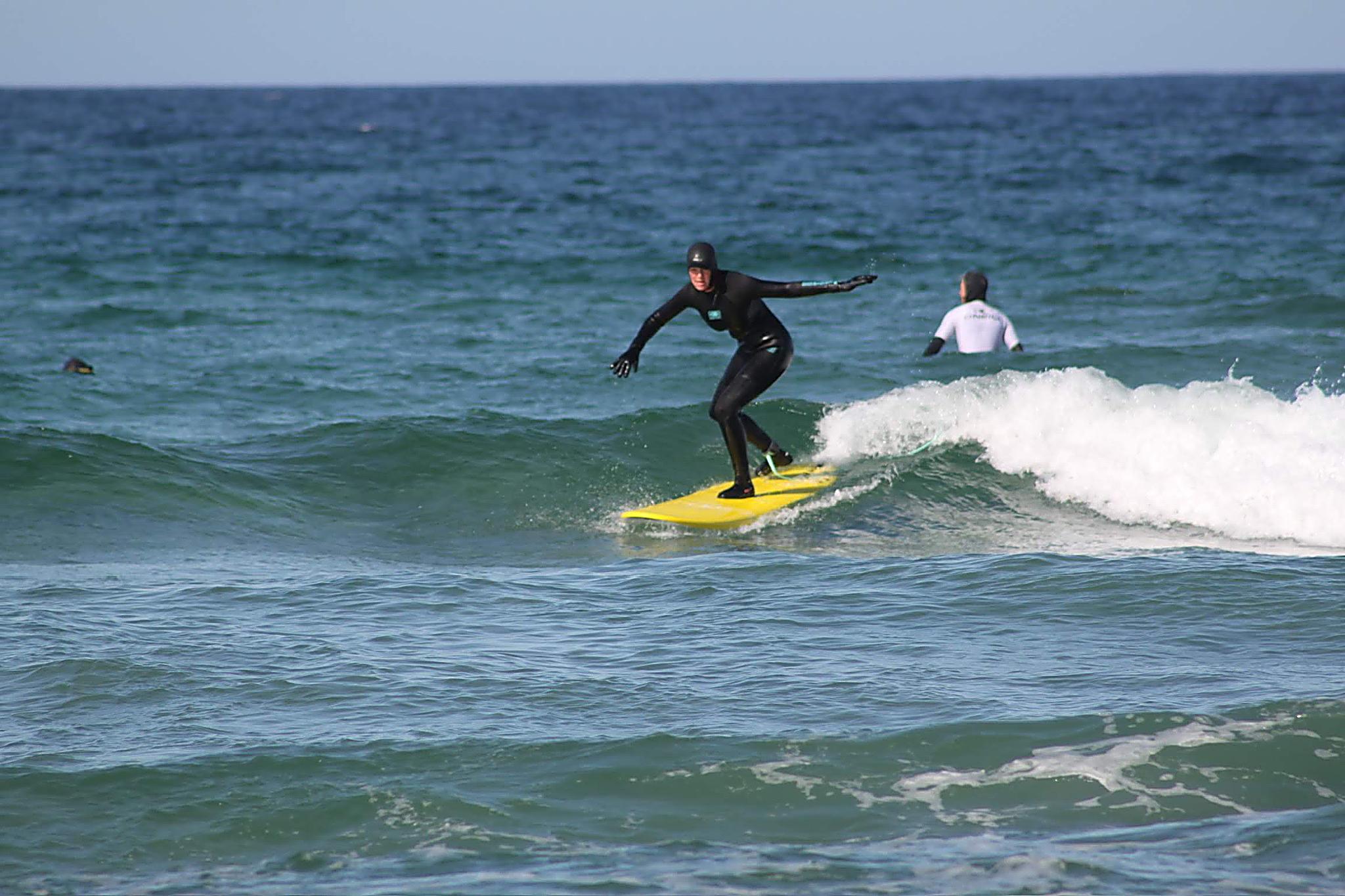 Nybegynnere fra Bømlo folkehøgskule surfer sine første bølger på Jæren.