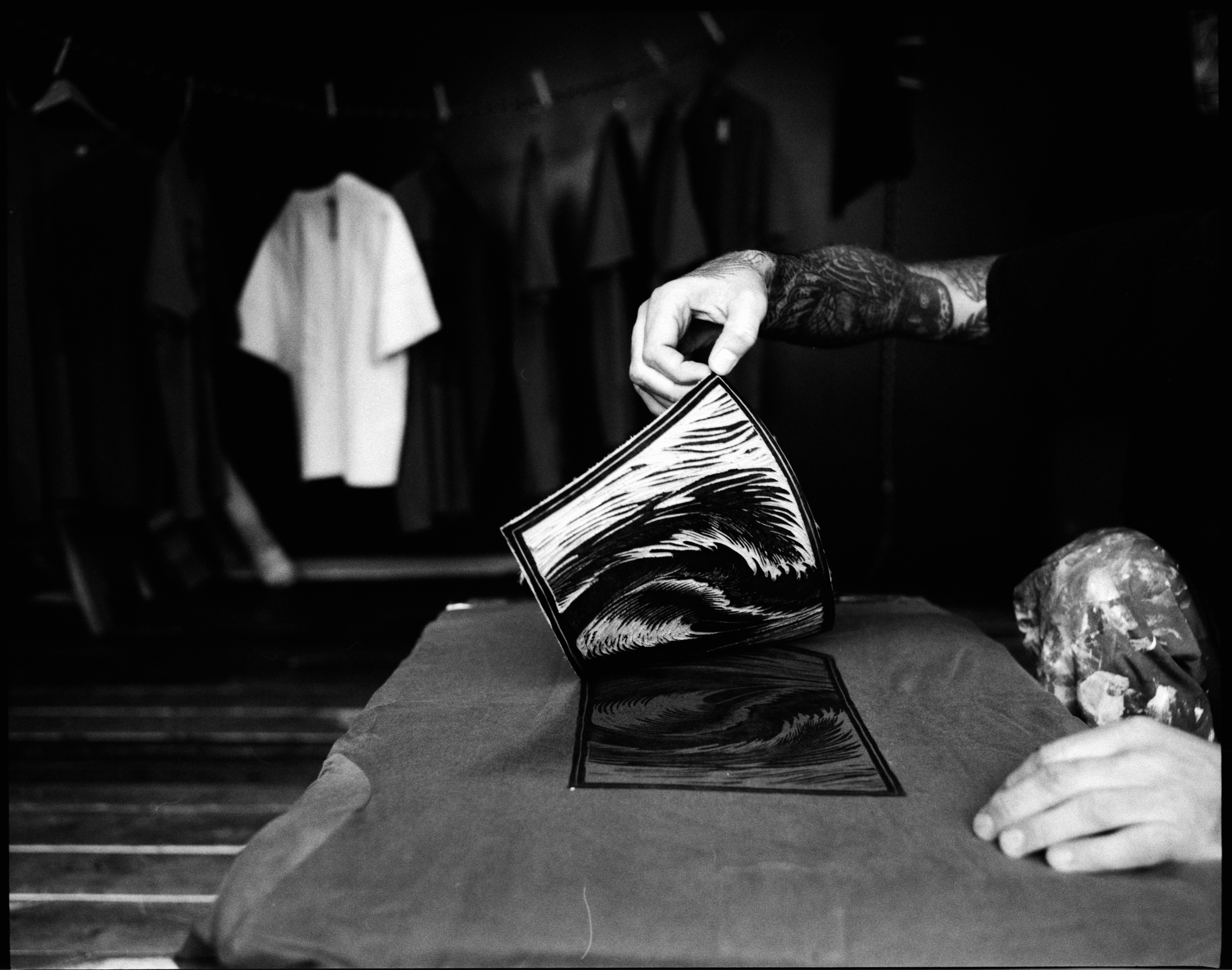 Fra linocut til unik t-skjorte Fra linocut til unik t-skjorte