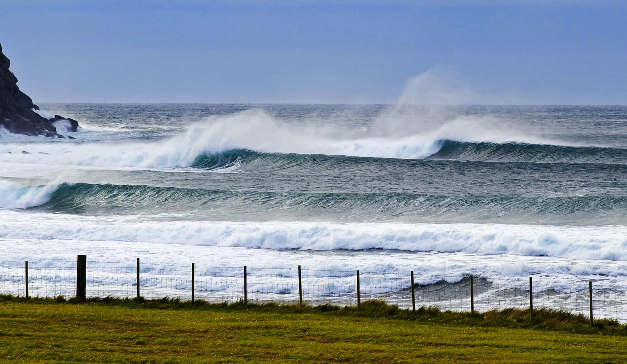 Full kok på søppelplassen. Mikael Bones Olsen venter på sin perfekte bølge. Foto: Tommy Olsen
