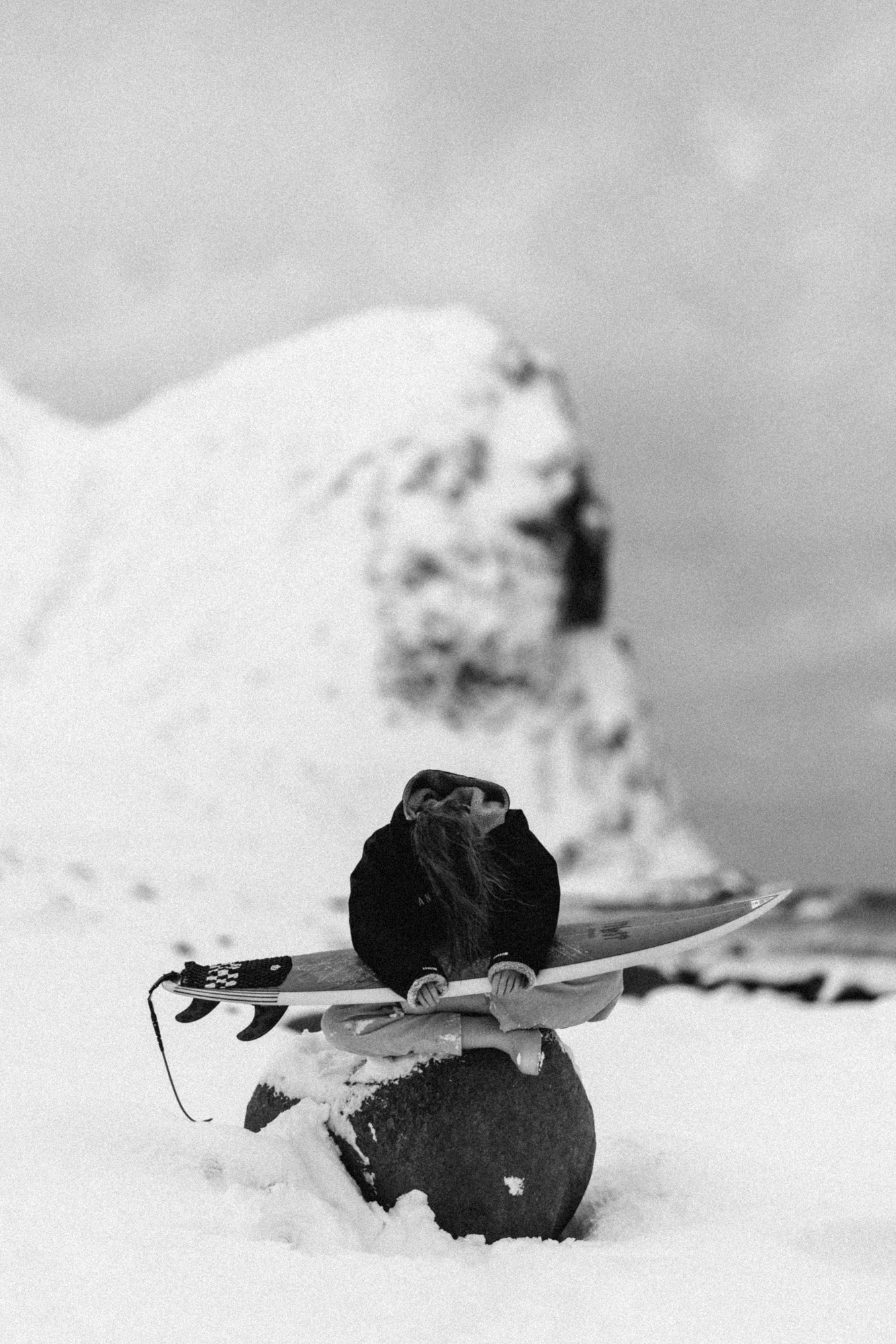 Arktisk kvinnelig surfer