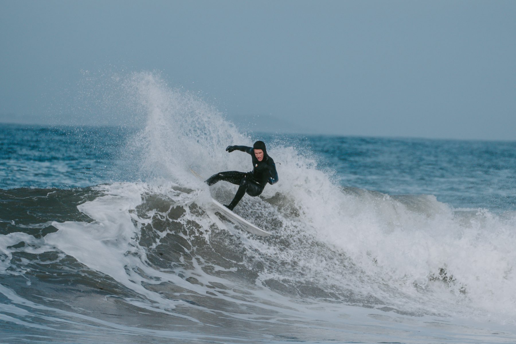 Silas kaster bøtter. Foto: Sigve Brochmann Rasmussen