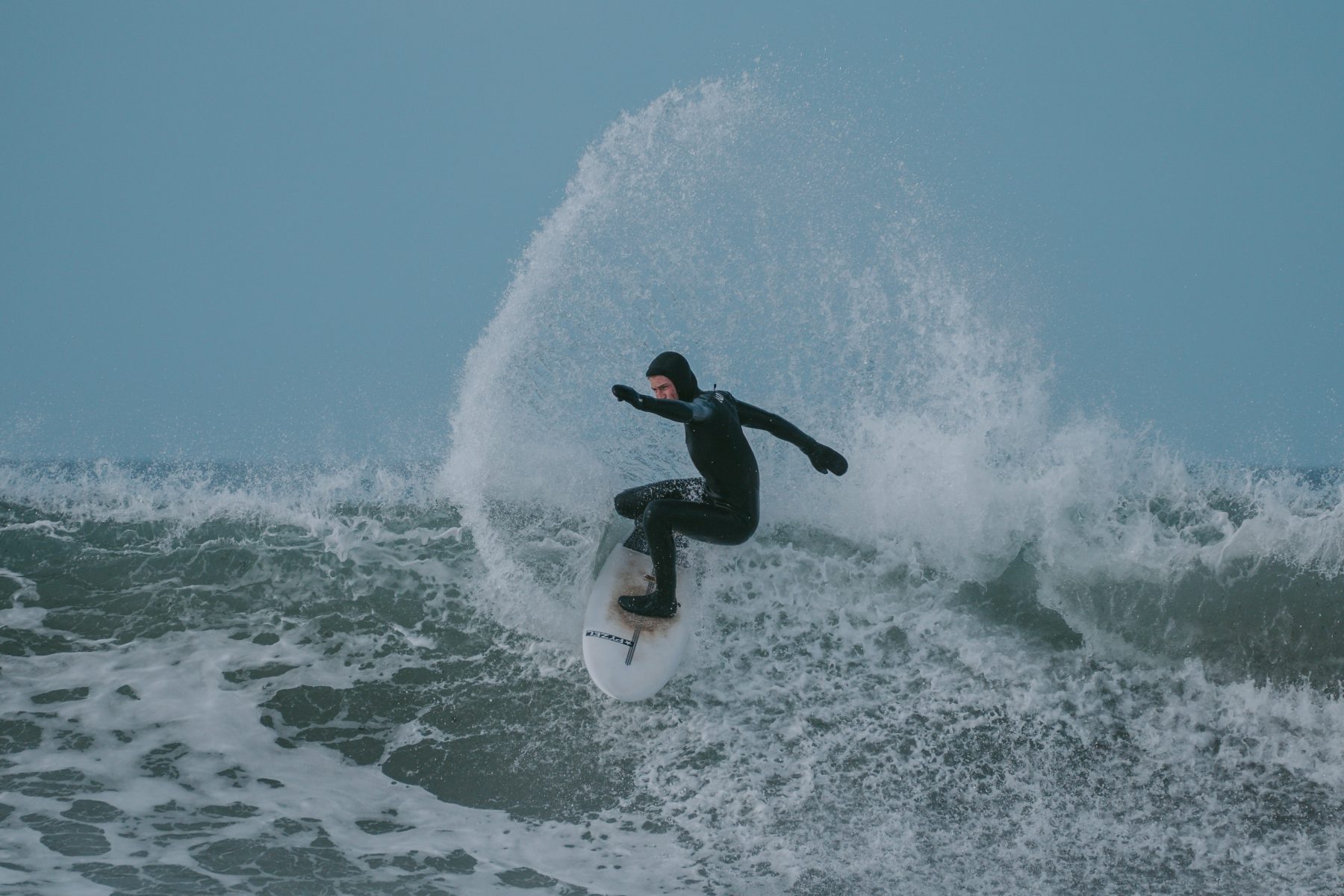 Silas passer på at sprayen er over pæra. Foto: Sigve Brochmann Rasmussen