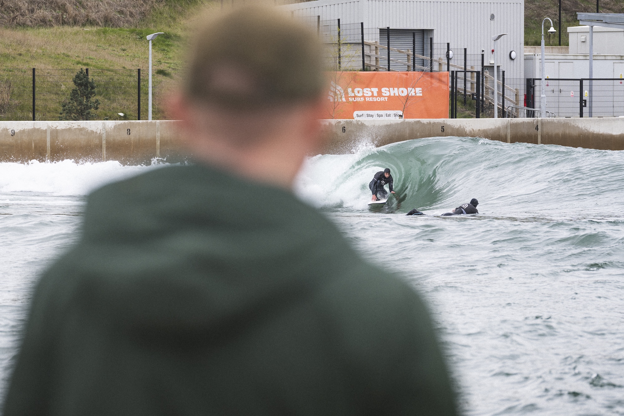 En surfer i en tube på Lost Shore i Skottland.