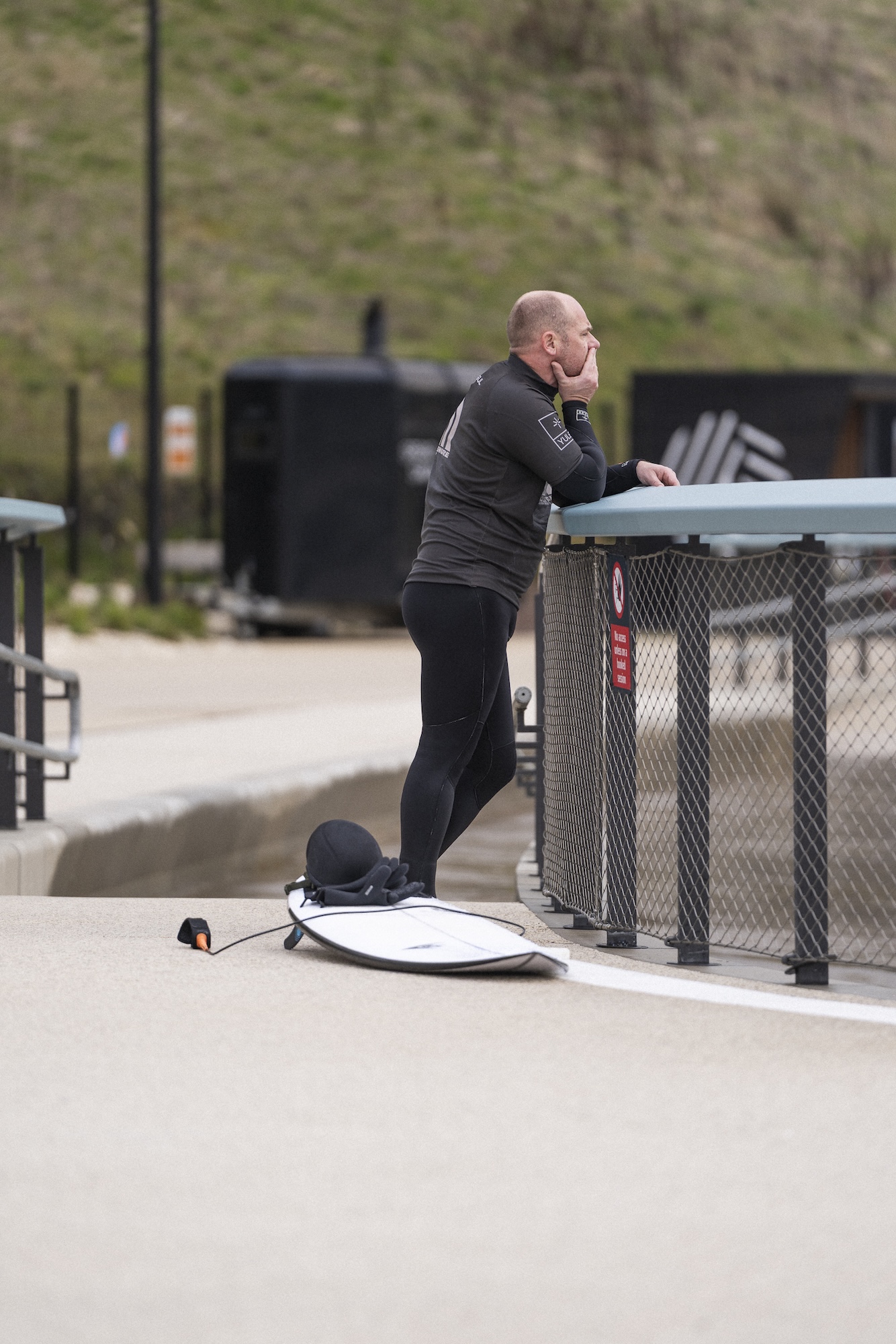 Surfer ser ut mot bølgene på Lost Shore. Livet på Lost Shore er ikke alltid så lett. Foto: Kjetil Simonsen.