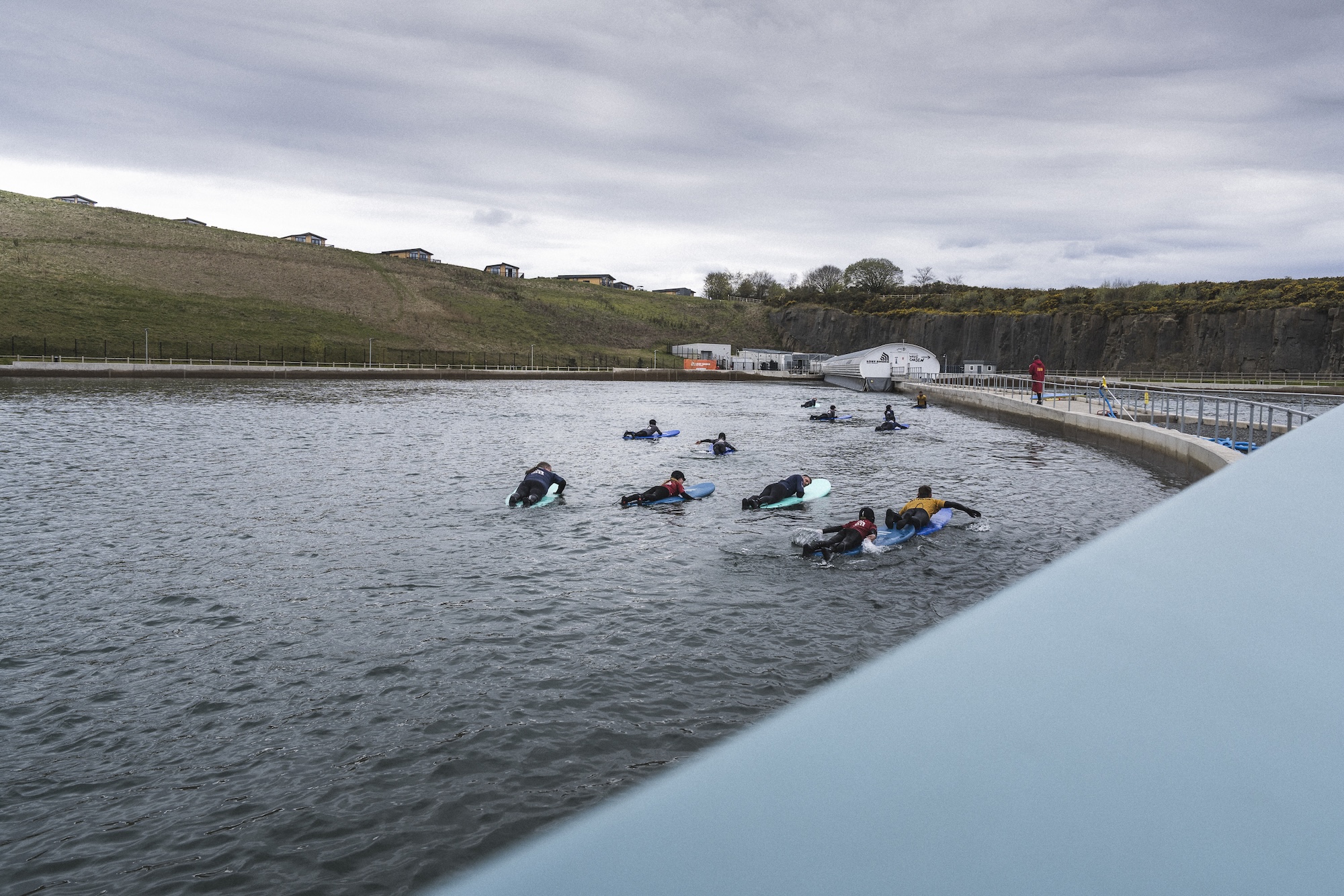 Surfesessions tilpasset forskjellige behov og nivåer. Her skal nybegynnerne ut. Foto: Kjetil Simonsen.