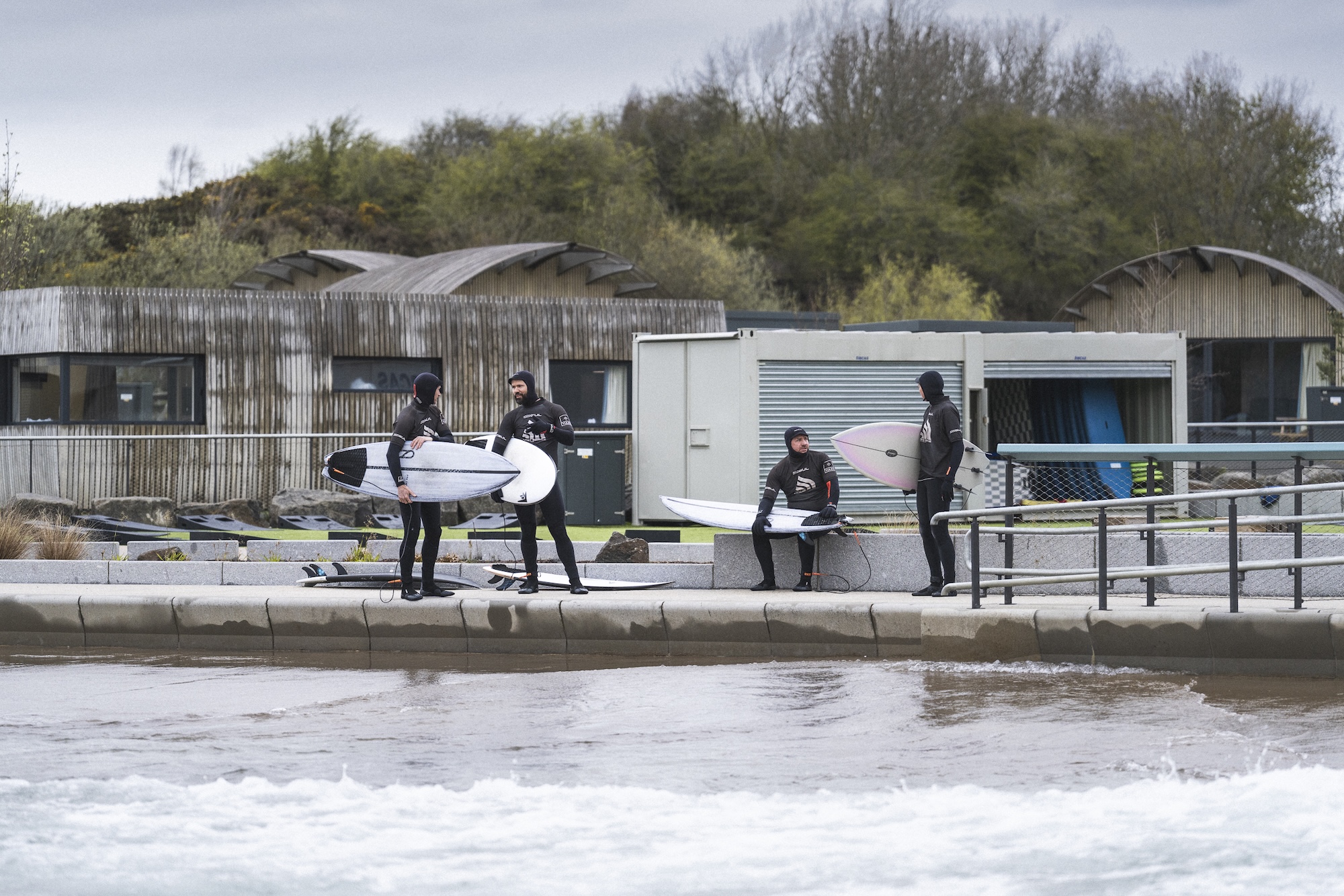 Supergod stemning før og etter surfen. I vannet også, men ikke så mye tid til prat i lineupen. Foto: Kjetil Simonsen.