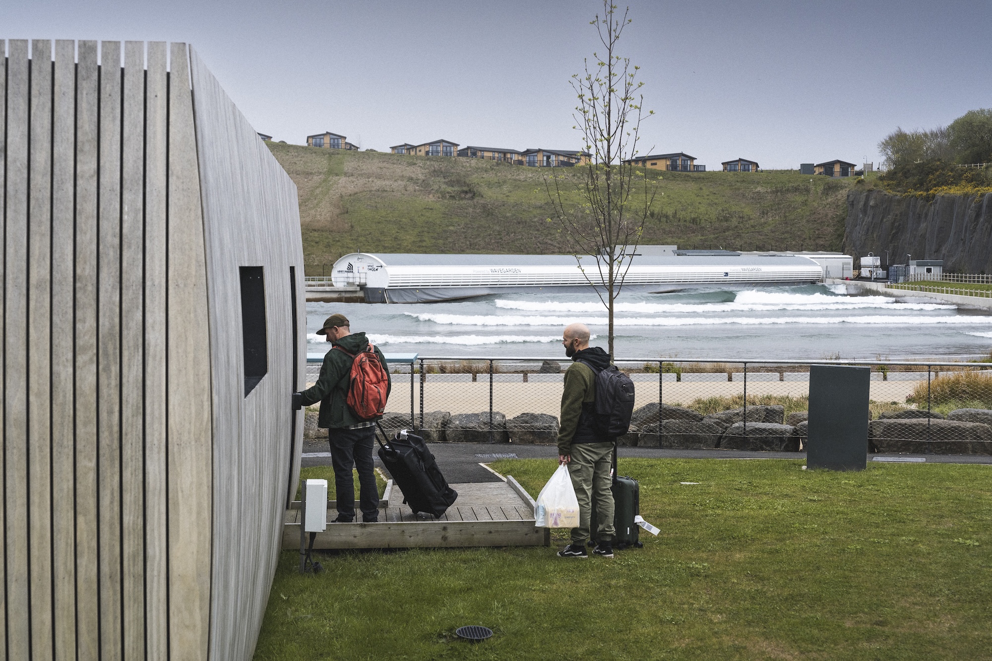 Overnatting i waterfront Lodge på Lost SHore. Wavegarden bølge i bakgrunnen.
