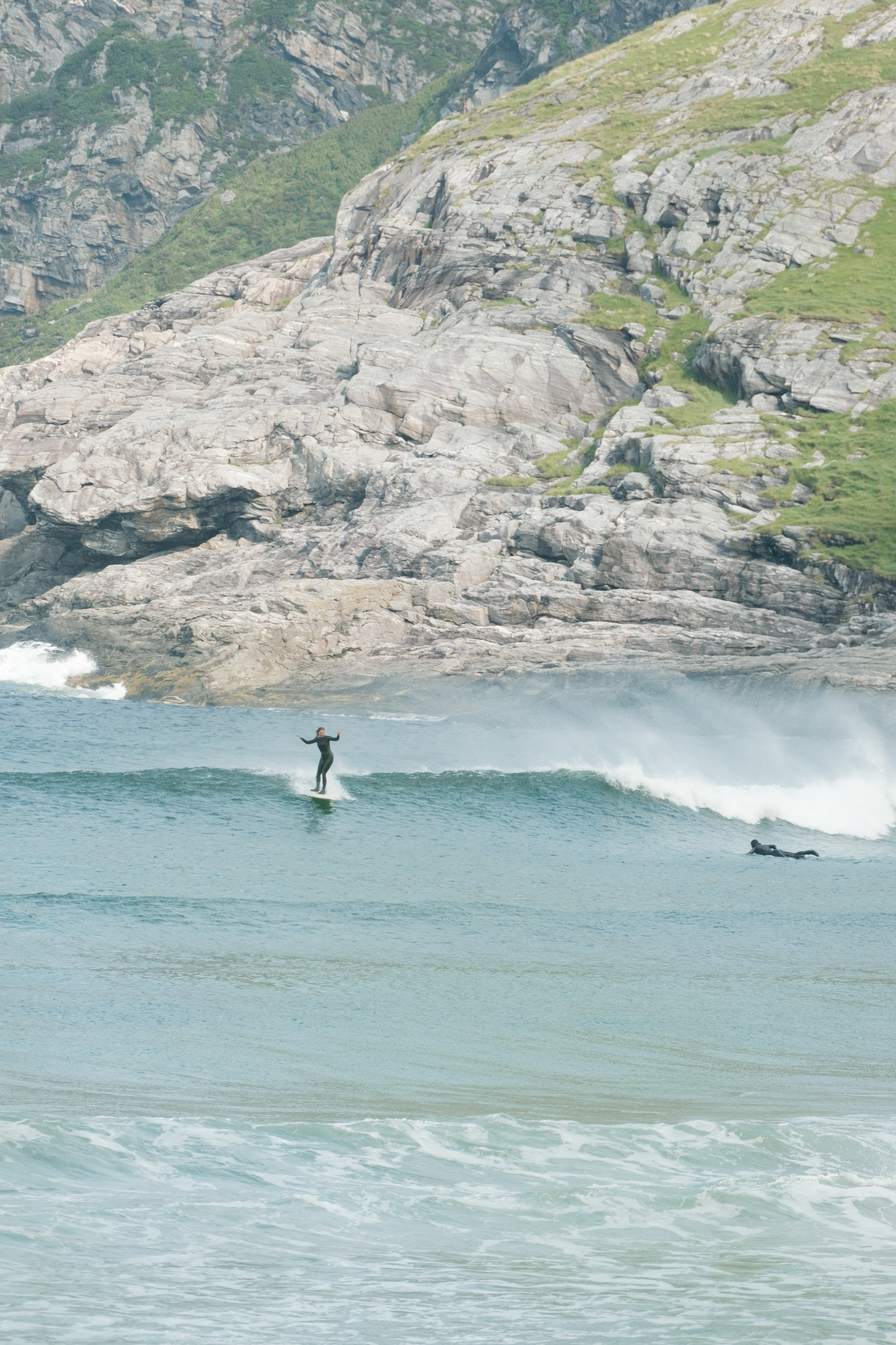Sommersurf i vika. Foto: Guro Midtmageli
