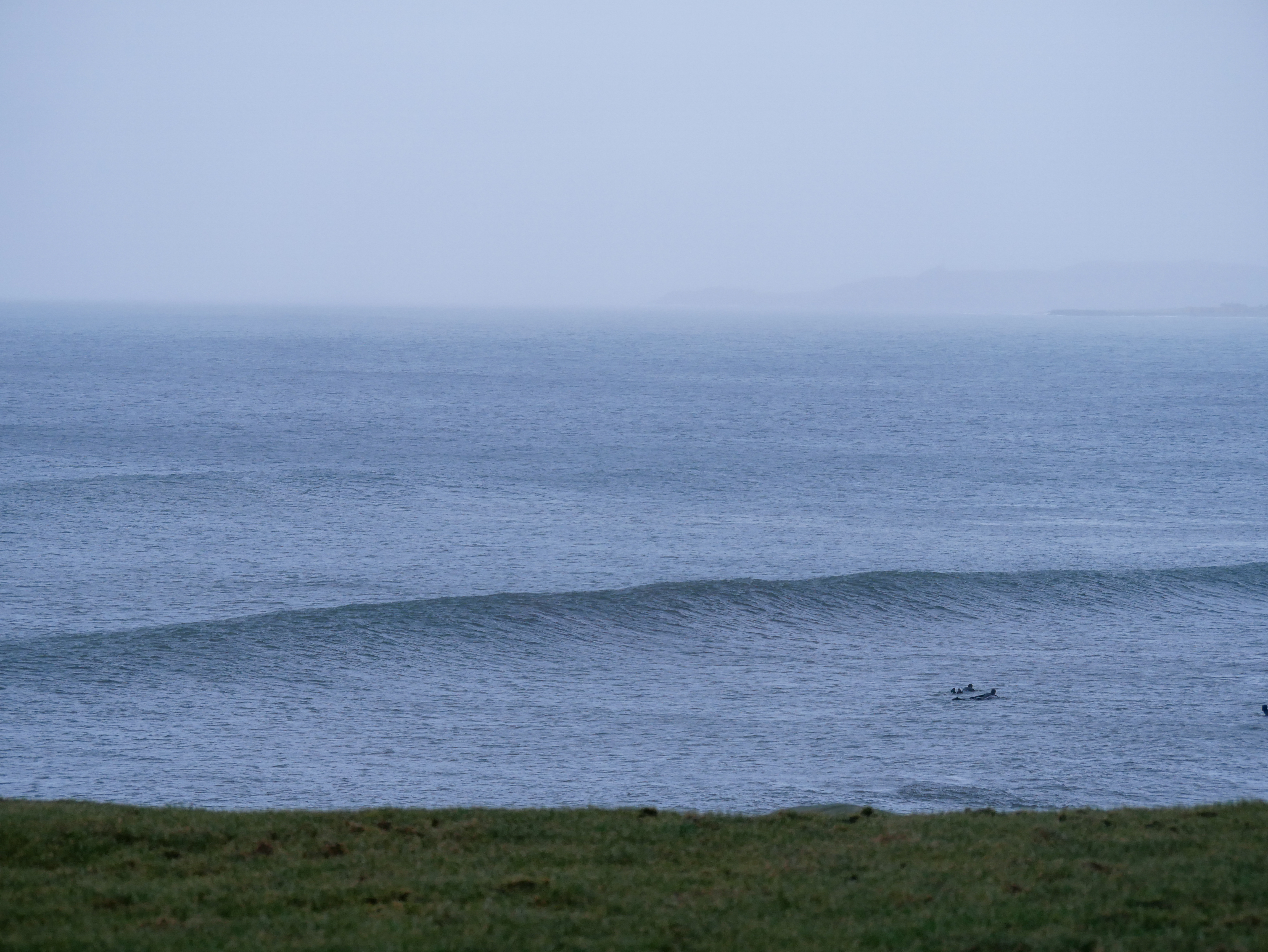 Surfingens meditative natur gir en dyp følelse av ro. På en vanlig ettermiddag, kan man fort få følelsen av å være de eneste menneskene på jorda.