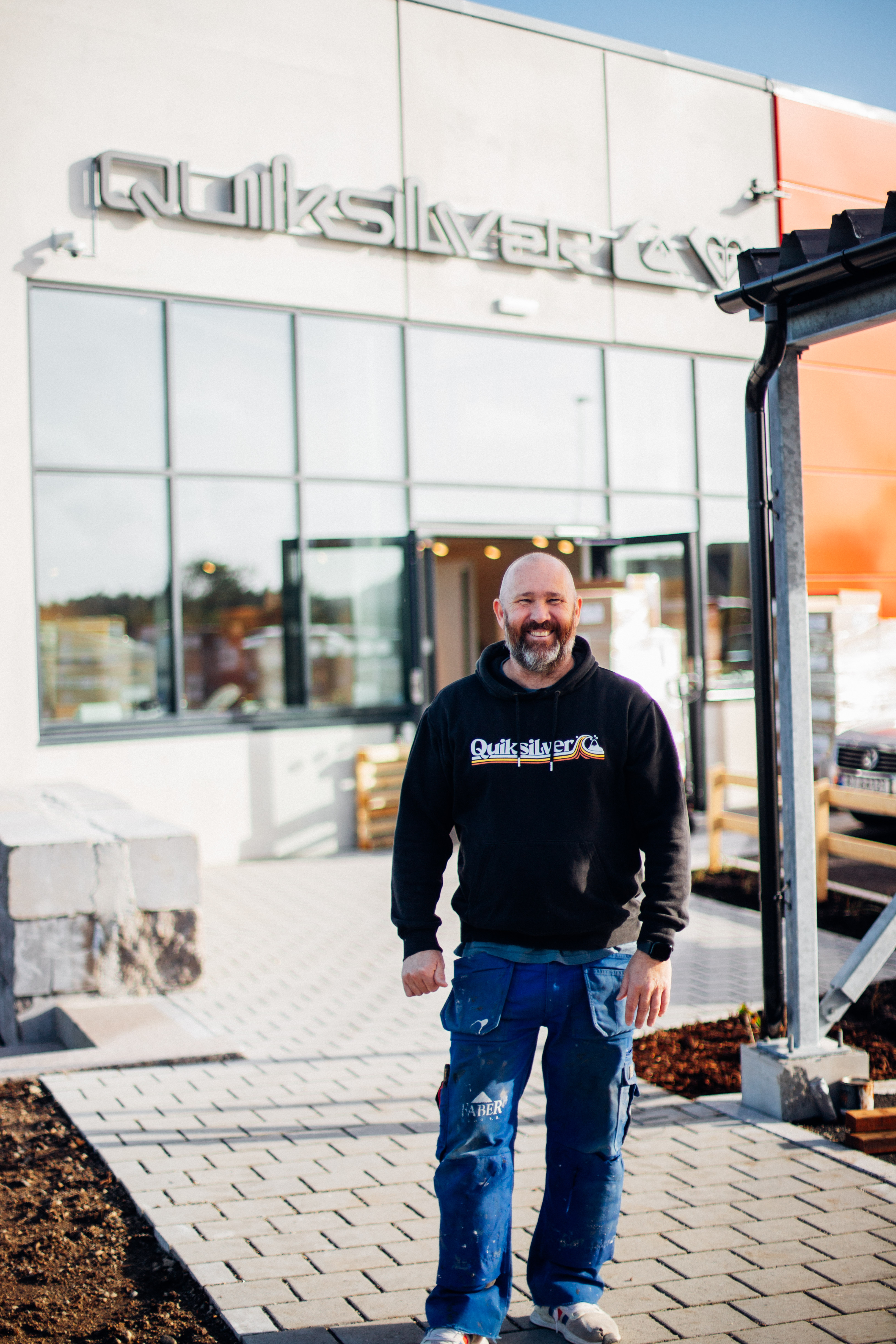 Man blir rimelig smørblid av å åpne ny butikk. Foto: Ivar Vasstveit